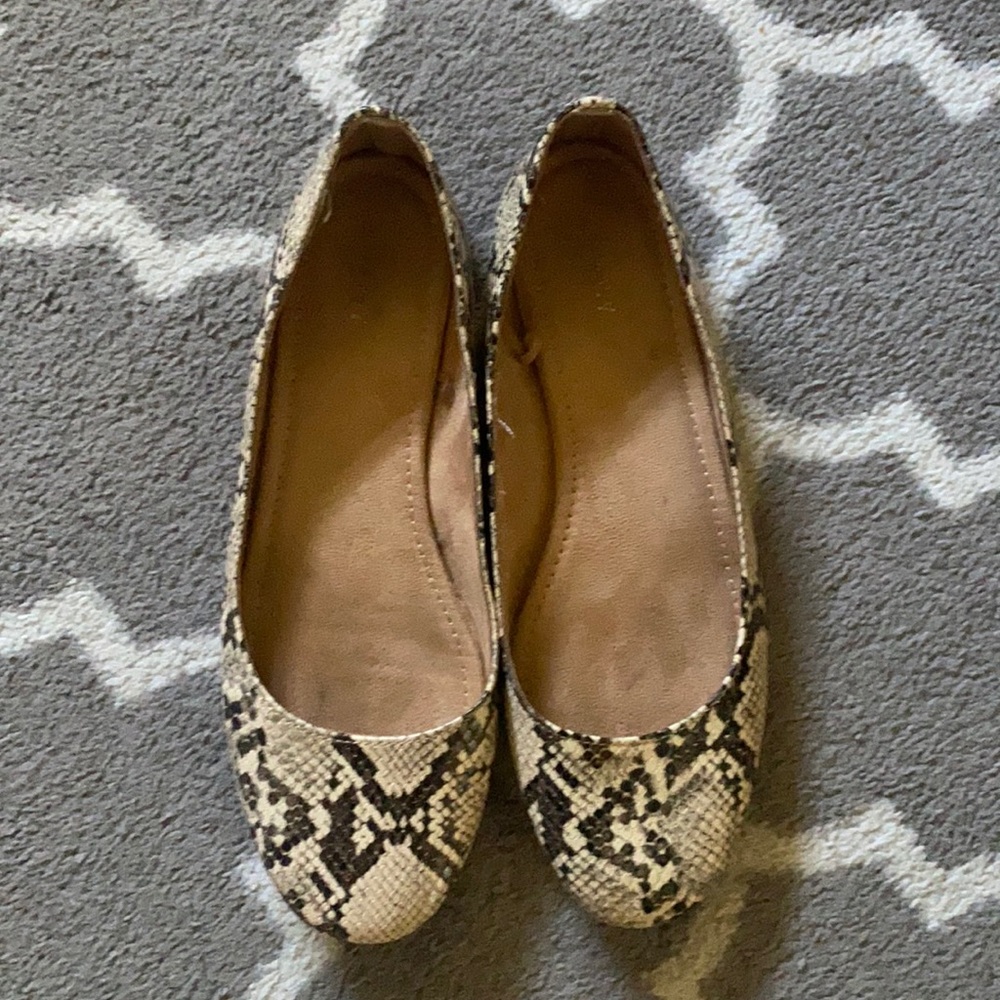 Old Navy 🐍 snakeskin rounded toe flats